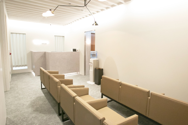 Reviosメンズクリニック受付・待合の内観画像